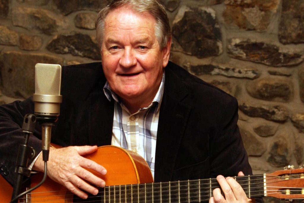 Sgwrs a Chân efo Dafydd Iwan Sgwrs a Chân efo Dafydd Iwan